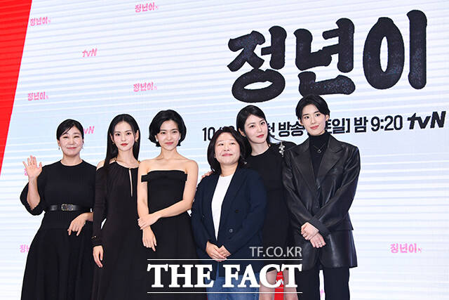 배우 라미란과 김윤혜, 김태리, 정지인 감독, 배우 신예은, 정은채(왼쪽부터)가 10일 오후 서울 영등포구 콘래드호텔에서 열린 tvN 새토일드라마 정년이 제작발표회에 참석해 포즈를 취하고 있다. /서예원 기자