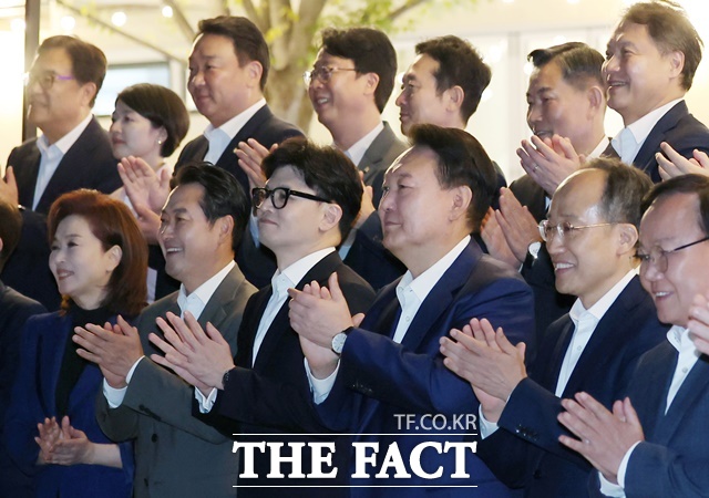 당정갈등이 제기된 이후 정치적으로 위기에 몰린 한 대표가 대통령실과의 차별화 전략을 통해 돌파구를 찾으려는 것으로 풀이된다. 사진은 윤석열 대통령이 지난달 24일 서울 용산 대통령실 앞 분수정원에서 열린 국민의힘 지도부 초청 만찬을 마친 뒤 한동훈 대표, 추경호 원내대표 등 참석자들과 기념촬영을 하고 있는 모습. /대통령실 제공