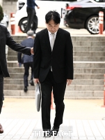  '고개 떨군 채' 영장실질심사 출석하는 류화영 대표 [포토]