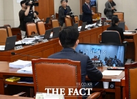  퇴장 명령에 불복하는 김문수 장관 [TF사진관]