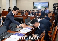  국정감사에서 악수 거부 당한 김문수 장관 [TF사진관]