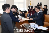  행안위 국정감사 불출석한 명태균·김영선 동행명령장 발부 [TF사진관]