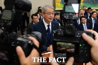  국감서 진땀 뺀 임종룡 우리금융 회장…책임은 YES· 사퇴는 NO