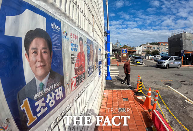 10일 옥과면 거리에 10·16 곡성군수 재선거에 출마한 조상래 민주당 후보 등의 벽보가 붙어있다. 조 후보는 군민 전체 무료버스 운행, 매년 50만원 군민 기본소득 지급 등을 공약했다./ 곡성=김세정 기자