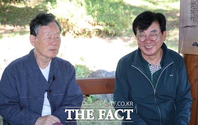 김성 장흥군수가 11일 한강 작가의 노벨문학상 수상자 선정을 부친인 한승원 작가에게 축하 인사를 전하고 있다./장흥군