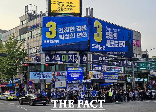 10·16 전남 영광군수 재선거 사전투표 이틀 전인 지난 9일 한글날 영광 읍내가 들썩였다. 선거 결과를 예상하기 어려울 정도로 백중세다. /영광=조채원 기자