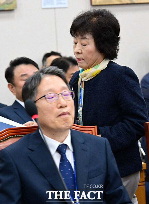 이날 야당에서 뉴라이트 역사관을 가진 인사로 평가한 박지향 동북아역사재단 이사장과 김낙년 한국학중앙연구원장이 국정감사에 출석해 있다.