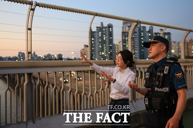 이번 국정감사에서는 법제사법위원회를 중심으로 김건희 여사 관련 의혹이 줄줄이 다뤄질 전망이다. 사진은 지난달 마포대교를 시찰하는 김건희 여사. /대통령실 제공