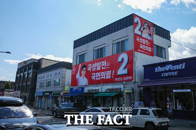 10일 곡성읍 버스터미널 인근 건물에 최봉의 국민의힘 곡성군수 후보 지지를 호소하는 현수막이 걸려 있다. 최 후보 공약은 임산부에게 출산 시마다 1억 원 지원, 국립의과대학 유치 등이다. / 곡성=김세정 기자