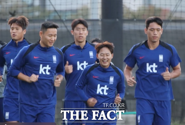 한국의 메시 이승우(오른쪽 두 번째)가 12일 오후 성남FC클럽하우스에서 진행된 홍명보호의 귀국 후 첫 훈련에 합류, 함박 웃음을 지으며 즐겁게 훈련을 하고 있다./KFA