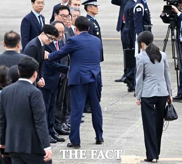 한동훈 국민의힘 대표는 연일 김건희 여사를 겨냥한 발언을 이어가고 있다. 지난달 19일 서울공항에서 윤석열 대통령과 체코 순방길에 오르는 김건희 여사에게 목례하는 한 대표. /이새롬 기자