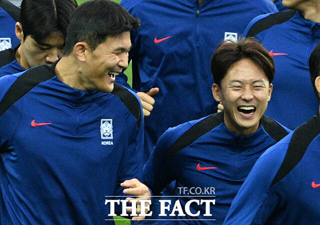 2026 FIFA 북중미 월드컵 아시아 3차 예선 이라크전을 하루 앞둔 14일 오후 경기 용인시 용인미르스타디움에서 대한민국 축구대표팀 김민재(왼쪽)와 이승우(오른쪽)가 즐겁게 훈련을 하고 있다. /용인미르스타디움=박헌우 기자