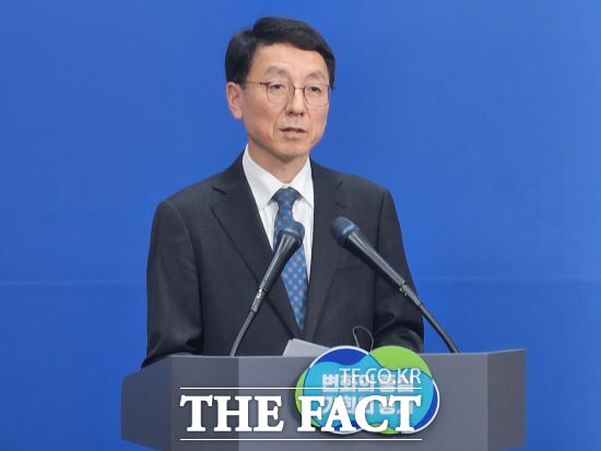 김성중 경기도 행정1부지사는 15일 도청에서 긴급 브리핑을 갖고 어제 국정감사 직전에 김동연 지사께서 대북 전단 살포 행위 방지를 위해 위험구역을 설정을 적극 검토하라는 지시에 따라 파주, 연천, 김포 등 3개 시군 11개 지역을 위험구역을 설정한다고 밝혔다./진현권 기자