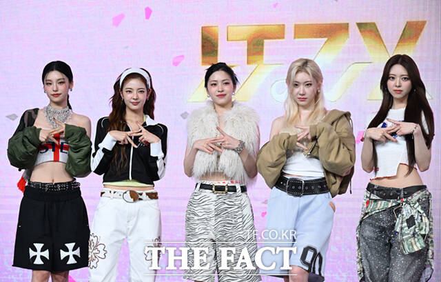 그룹 있지(ITZY)의 예지와 리아, 류진, 채령, 유나(왼쪽부터)가 15일 오후 서울 여의도 콘래드 서울 그랜드볼룸에서 열린 새 앨범 골드(GOLD) 발매 기념 기자간담회에 참석해 포즈를 취하고 있다.