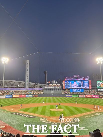 경기도는 도내 거주 70세 이상 노인과 장애인을 대상으로 도에서 열리는 축구와 야구 등 모든 프로스포츠 경기를 1000원에 즐길 수 있도록 기회경기관람권 정책을 도입했다./경기도