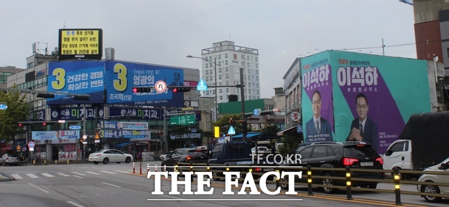 10·16 재·보궐선거 본투표를 하루 앞둔 15일 전남 영광군 영광읍 버스터미널 앞에는 더불어민주당·조국혁신당·진보당 후보의 지지를 호소하는 현수막이 걸려 있다./영광=나윤상 기자