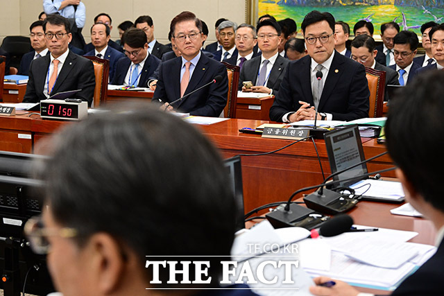 김병환 금융위원장(오른쪽)이 10일 오전 서울 여의도 국회 정무위원회에서 열린 국정감사에 출석해 질의를 듣고 있다. /남윤호 기자