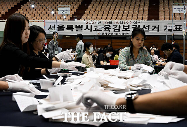 10·16 재보궐선거 투표가 마무리된 16일 오후 서울 관악구 서울대학교 종합체육관에 마련된 관악구 개표소에서 개표원들이 개표작업을 하고 있다. /배정한 기자