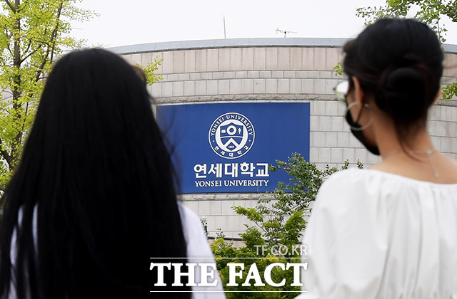 16일 연세대에 따르면 입학처장은 전날 밤 입장문을 내고 사고로 인해 겪으셨을 혼란과 정신적 고통을 드린 점에 대해 진심으로 사과드린다며 그동안의 노력이 수포로 돌아가는 것은 아닌지 걱정하셨을 수험생 및 학부모님께 어떤 말씀을 드린다 할지라도 그 마음의 상처가 치유되지 않을 것이라 생각한다고 고개를 숙였다. /더팩트 DB