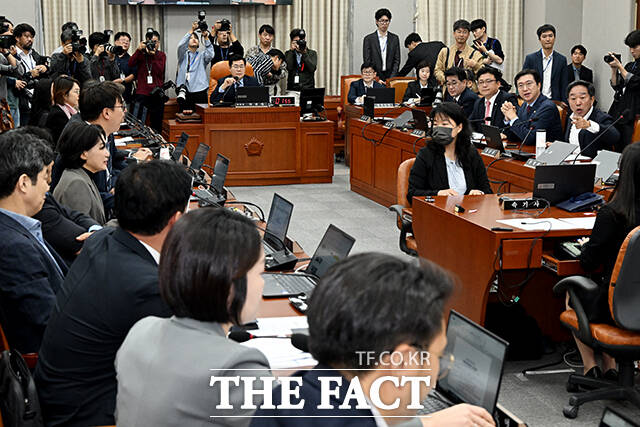 16일 오전 서울 여의도 국회에서 열린 운영위원회 전체회의에 참석한 여야 의원들이 합의되지 않은 일반증인 명단을 두고 설전을 벌이는 모습. /배정한 기자