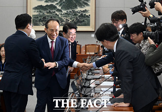 밝은 표정으로 야당 의원들과 인사하는 추경호 국민의힘 원내대표(왼쪽 두번째)와 배준영 원내수석부대표(가운데).