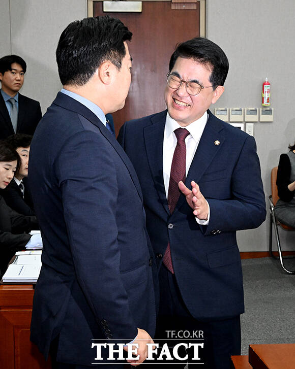 밝은 표정으로 대화하는 박찬대 운영위원장(왼쪽)과 배준영 국민의힘 원내수석부대표.