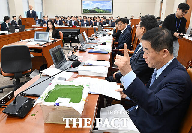 강득구 더불어민주당 의원이 17일 오전 서울 여의도 국회에서 열린 환경노동위원회의 한국수자원공사 등에 대한 국정감사에 참석해 녹조 관련 질의를 하고 있다. /국회=배정한 기자