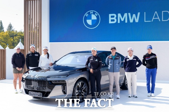 BMW 레이디스 챔피언십 2024 포토콜에 나선 로렌 코플린, 유해란, 양희영, 이민지, 사소 유카, 임진희, 오수민(A)(왼쪽부터)./BMW코리아