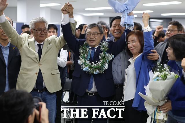 정근식 서울대학교 사회학과 명예교수가 서울시교육감에 당선됐다. 진보 진영 단일후보인 정근식 당선인은 혁신교육 등 조희연 전 교육감의 정책을 계승할 전망이다. 정 당선인이 서울 마포구 후보 선거사무소에서 당선이 확실시되자 홍제남 예비후보(오른쪽)와 김재홍 예비후보 등과 함께 손을 들고 기뻐하는 모습./정근식 캠프