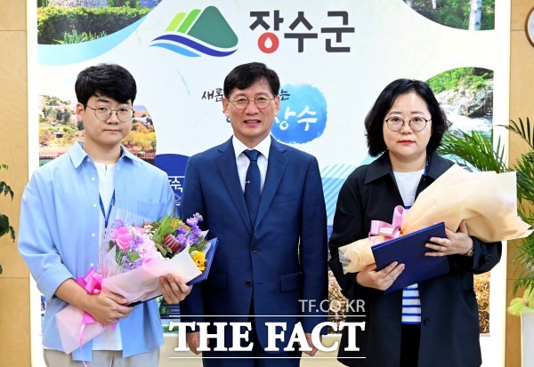 2024년 3분기 민원처리기간단축우수공무원 사진 왼쪽부터 서한결 주무관, 최훈식 장수군수, 서정아 주무관. /장수군