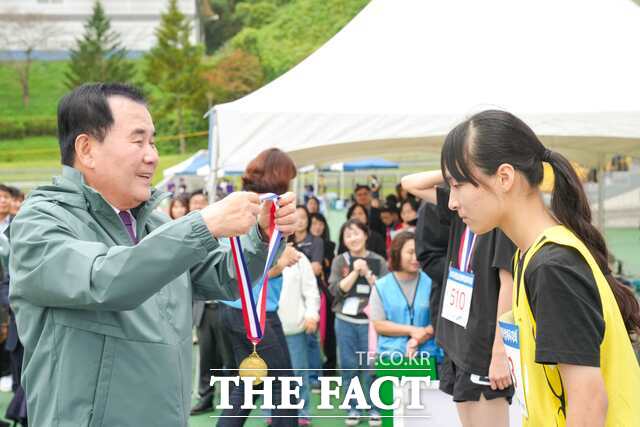 김지철 충남교육감이 금산군 일원에서 열린 12회 충남 장애학생 체육대회 입상자에게 메달을 수여하고 있다. /충남교육청