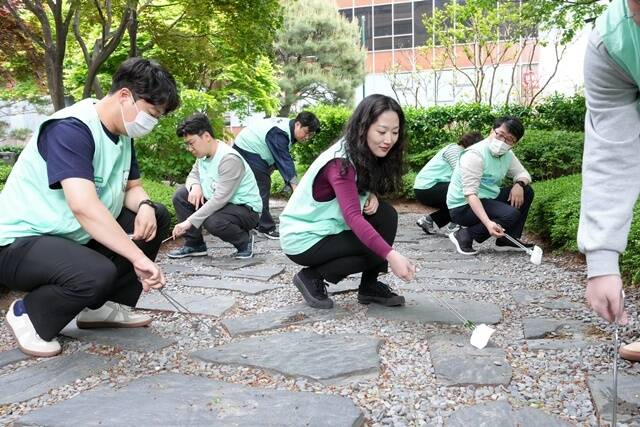 교보생명 직원들이 서울 종로구 일대에서 역사∙문화 플로깅 봉사활동 꽃보다 플로깅에 참여하고 있다. /교보생명