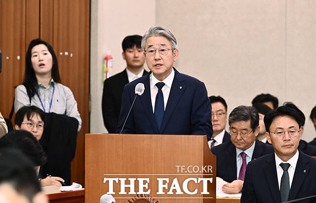 강호동 농업협동조합중앙회 회장이 18일 오전 서울 여의도 국회 농해수위에서 열린 농업협동조합중앙회, 농협경제지주, 농협금융지주에 대한 국정감사에 참석해 업무현황 보고를 하고 있다. /국회=박헌우 기자