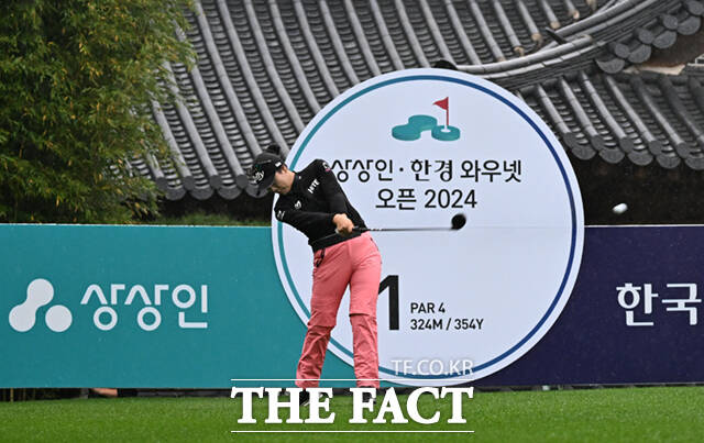 KLPGA(한국여자프로골프)투어 상상인 · 한경 와우넷 오픈 2024 2라운드 경기가 18일 경기 이천시 사우스스프링스CC(파72·6624야드)에서 열린 가운데, 윤이나가 1번 홀에서 티샷하고 있다.