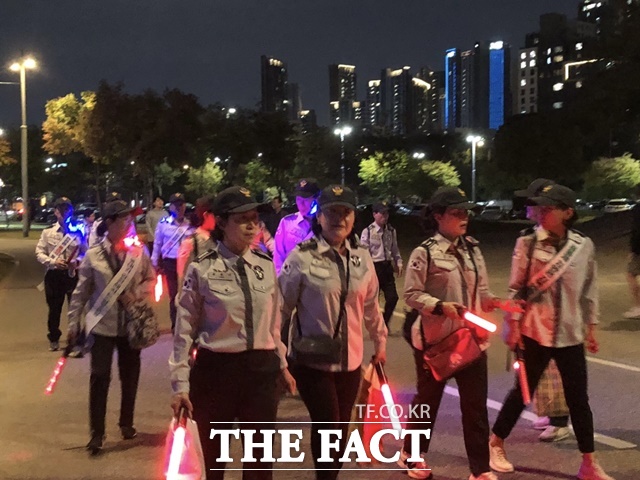 17일 오후 반포한강공원에서 근무복과 안전장비 지급을 마친 자율방법연합대가 방배경찰서와 함께 합동순찰을 하고 있다. /서울시