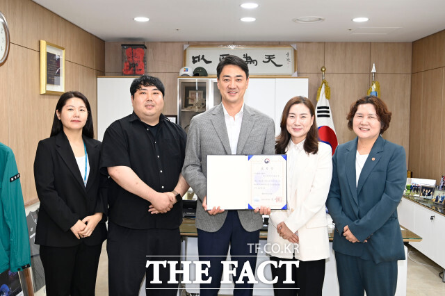 대구 달성군(군수 최재훈)은 행정안전부에서 주관하는 ‘제20회 대한민국 지방자치경영대전’에서 지역특화자원 개발 부문 ‘농림축산식품부 장관상(우수상)’을 수상했다. 가운데 최재훈 달성군수./ 대구 달성군