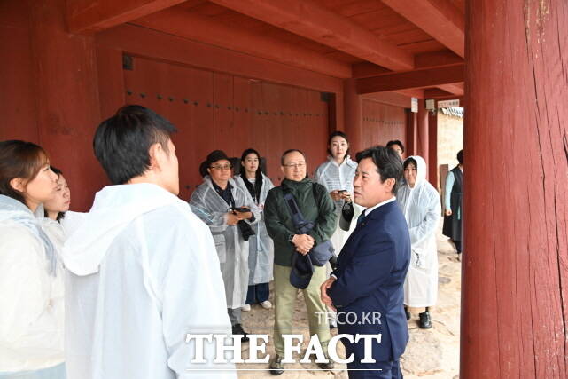 박정현 부여군수(오른쪽)가 18일까지 이틀간 문화체육관광부 출입기자단을 대상으로 기자단 초청 홍보 여행을 갖고 부여군 구석구석을 소개하고 있다. /부여군