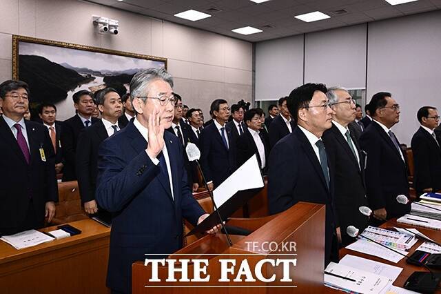 강호동 회장과 농협 관계자들이 증인 선서를 하고 있다. /박헌우 기자