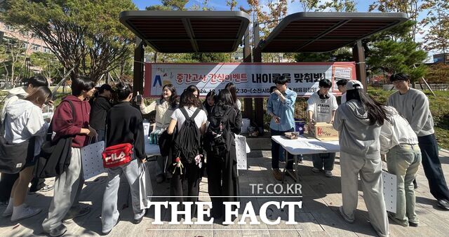 국립한밭대학교 교수학습센터가 지난 17일 교내 혜윰광장에서 중간고사 기간 재학생들을 응원하는 ‘내 이름을 맞춰봐’ 행사를 개최하고 있다. /한밭대