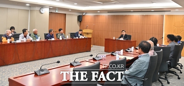 충남 청양·부여 지천수계에 정부 기후위기 대응 댐 건설이 추진되고 있는 가운데 18일 수몰되는 지역 주민들이 도청 상황실에서 김태흠 지사와 간담회갖고 있다. /충남도