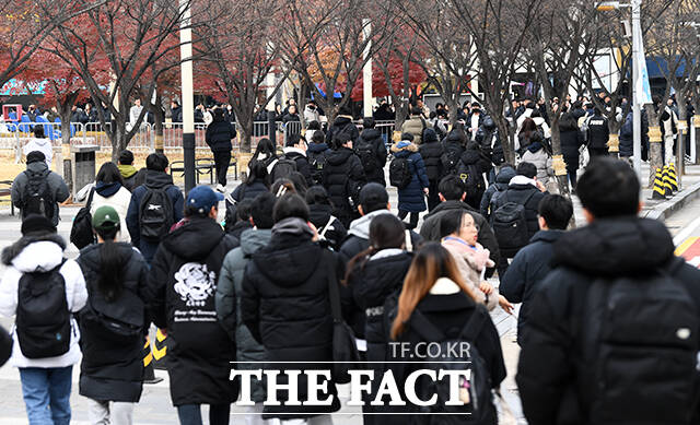 연세대학교 2025학년도 수시모집 자연계열 논술시험 문제 유출 논란이 걷잡을 수 없이 확산되면서 대학가에 긴장감이 감돌고 있다. 2023년 11월 26일 오후 서울 동작구 중앙대학교에서 열린 2024학년도 수시모집 논술고사를 마친 수험생들이 고사장을 나서고 있다. /서예원 기자