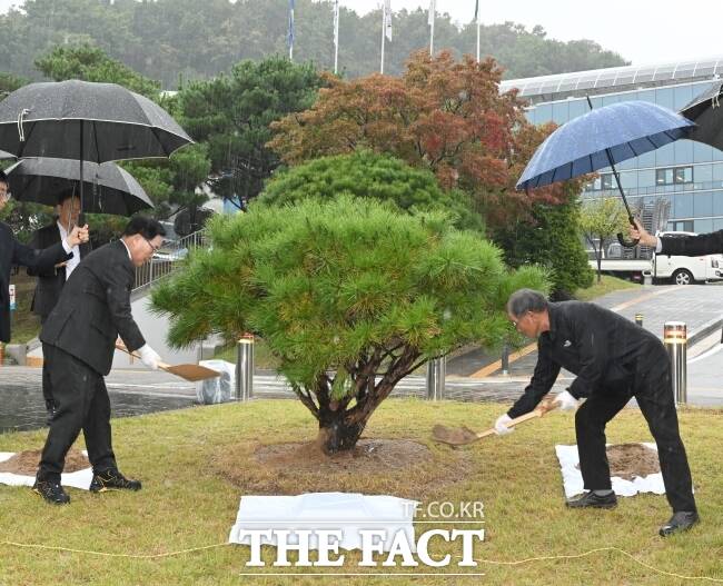 강수현 양주시장을 비롯한 양주시 관계자들이 18일 시 승격 21주년을 맞아 기념식수를 식재하고 있다./양주시