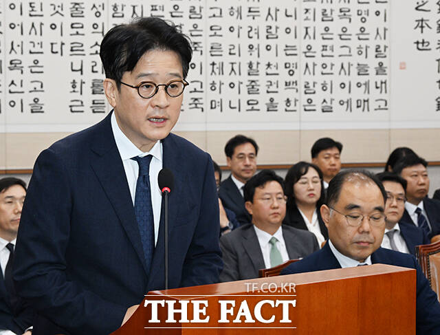 이창수 서울중앙지검장이 김건희 여사와 관련된 압수수색영장은 의 도이치모터스 주가조작 사건이 아닌 코바나컨텐츠 후원 의혹 수사 과정에서 청구한 것이라고 밝혔다. 이창수 서울중앙지검장이 18일 오전 서울 여의도 국회에서 열린 법제사법위원회의 서울고검·서울중앙지검 등에 대한 국정감사에 참석해 업무보고를 하고 있다./배정한 기자