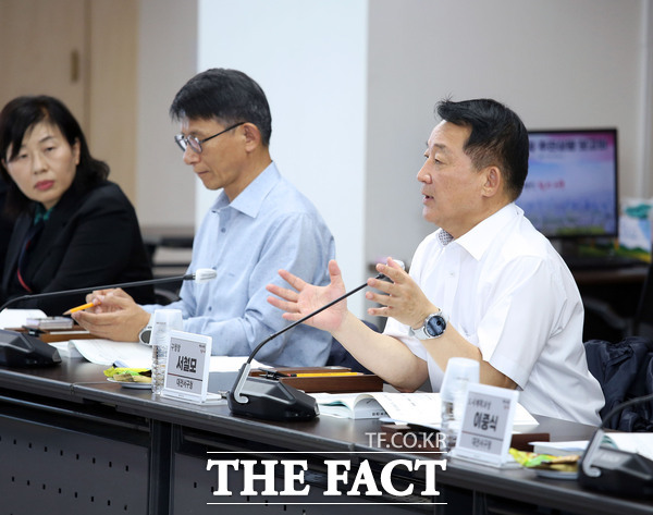 서철모 서구청장이 18일 구청 장태산실에서 열린 공약사업 추진상황 보고회를 주재하고 있다. / 대전 서구