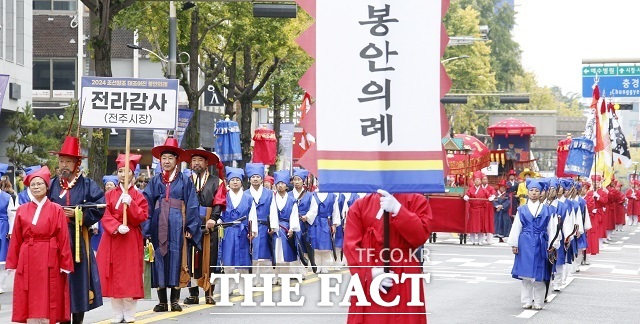 19일 전주시청 앞 노송광장에서 충경로사거리와 풍남문사거리를 지나 경기전 구간까지 진행된 태조어진 봉안 행렬이 많은 시민과 관광객의 관심과 참여 속에 마무리됐다. /전주시