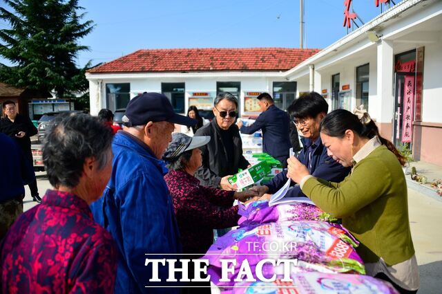 포항 새마을 세계화 추진 전략 연구소 회원들이 소가장촌 주민들에게 생필품을 전달하고 있다./중국 산동성 웨이하이시=김채은 기자