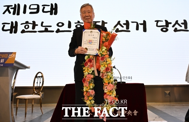 이중근 제19대 대한노인회장(부영그룹 회장)이 법적 노인연령을 현행 65세에서 75세로 높이는 방안을 제시했다. /이새롬 기자