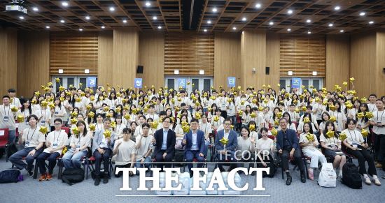 해외 취·창업을 꿈꾸는 경기도 청년에게 해외 기업 현장 체험의 기회를 제공하는 ‘2024 경기청년 해외 취창업 기회 확충(경청스타즈)’ 프로그램 2차 체험이 시작됐다. 21일 3개 도시 참가자 23명이 출발하고, 나머지 7개 도시 참가자 75명은 다음 달 11일 출발할 예정이다./경기도