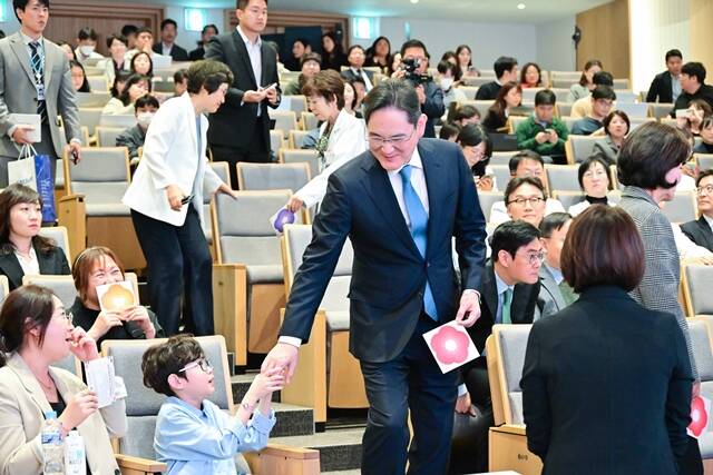 이재용 삼성전자 회장이 21일 서울 종로구 서울대어린이병원에서 열린 이건희 소아암·희귀질환 극복 사업, 함께 희망을 열다 미래를 열다 행사에 참석해 환아와 인사를 나누고 있다. /삼성