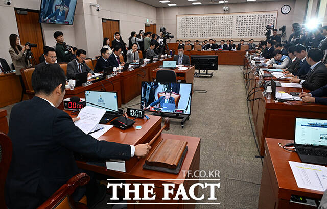 대검찰청에 대한 국정감사 주재하는 정청래 법사위원장(왼쪽).